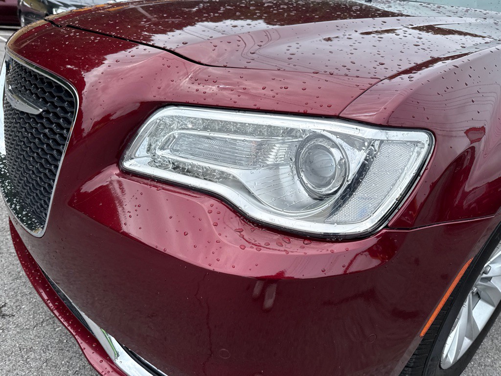 2016 Chrysler 300 Image 31