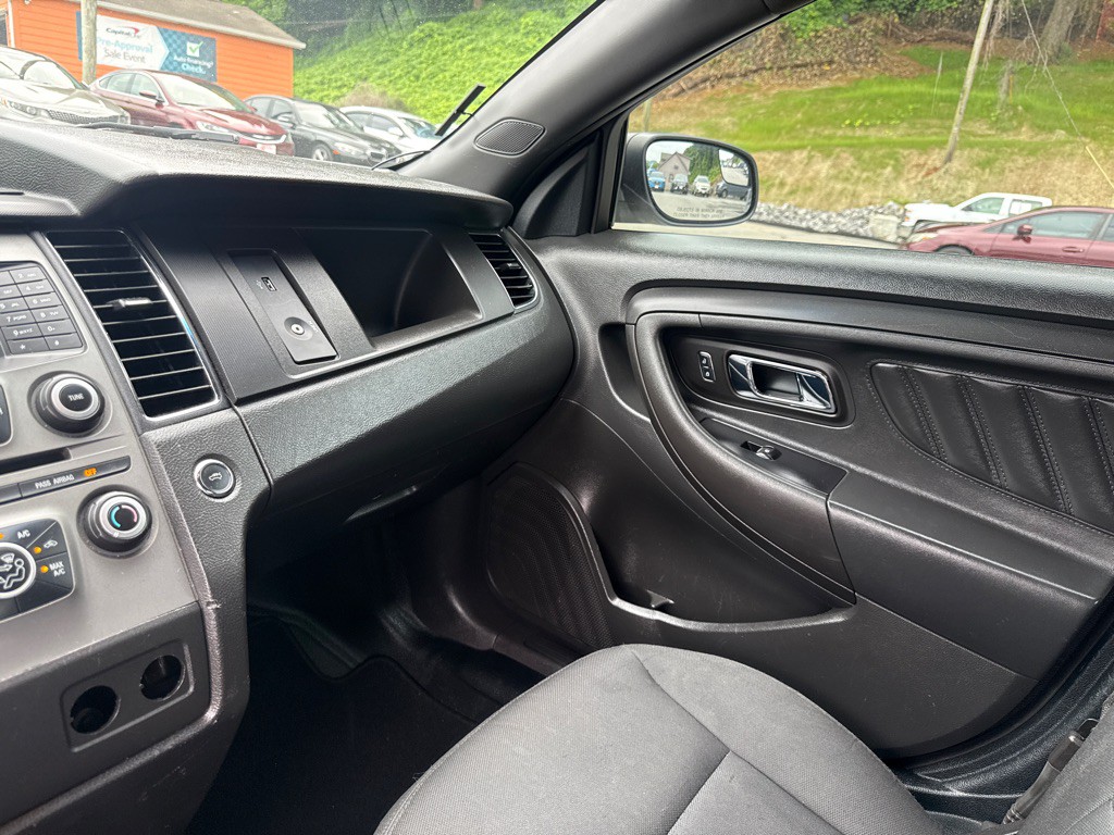 2017 Ford Taurus Image 19
