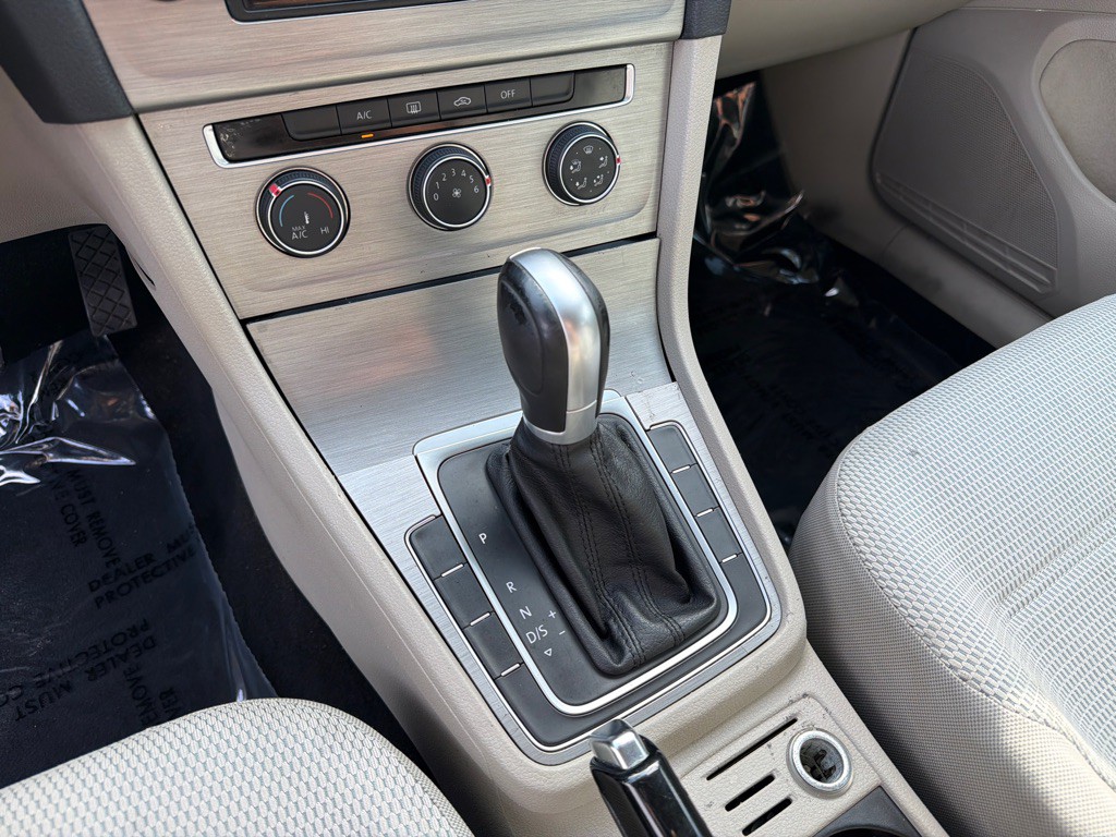 2016 Volkswagen Golf Image 16