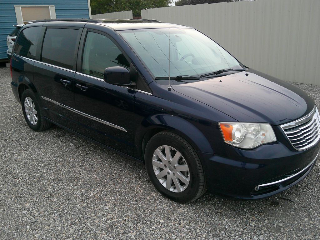 2014 Chrysler Town & Country Image 2