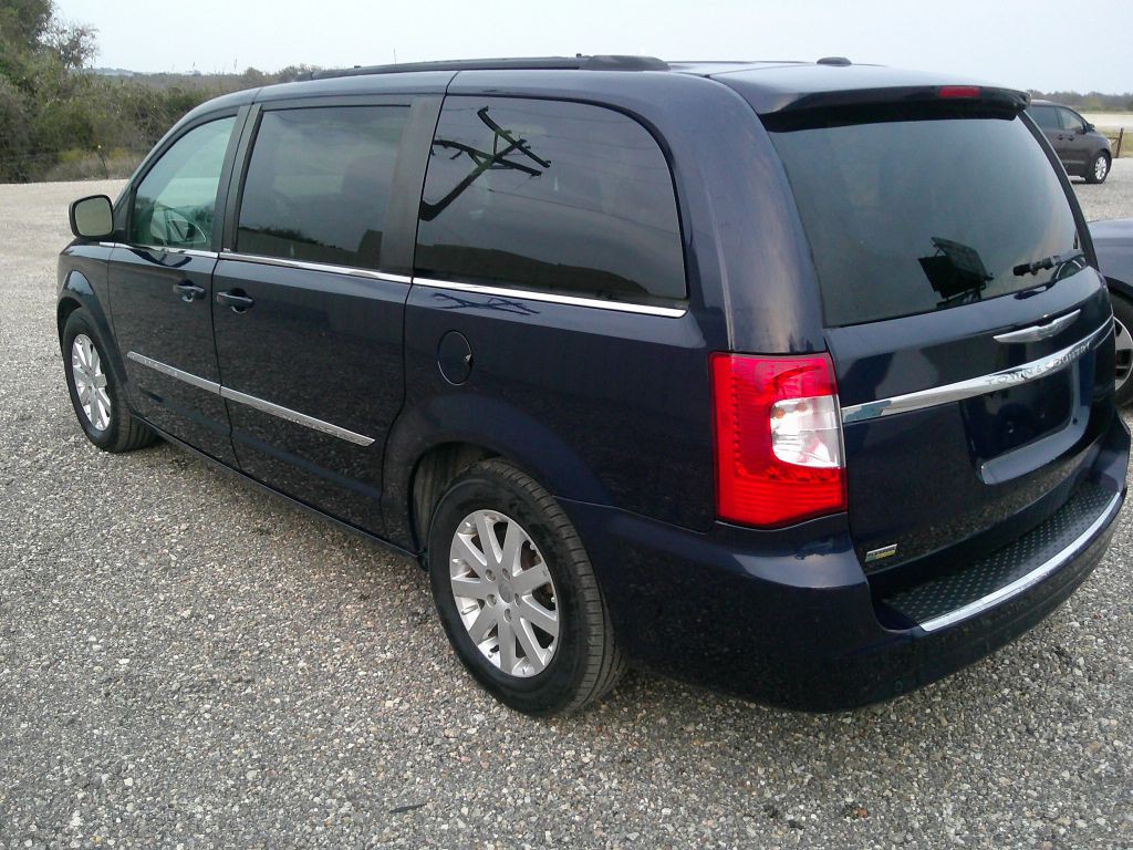 2014 Chrysler Town & Country Image 4