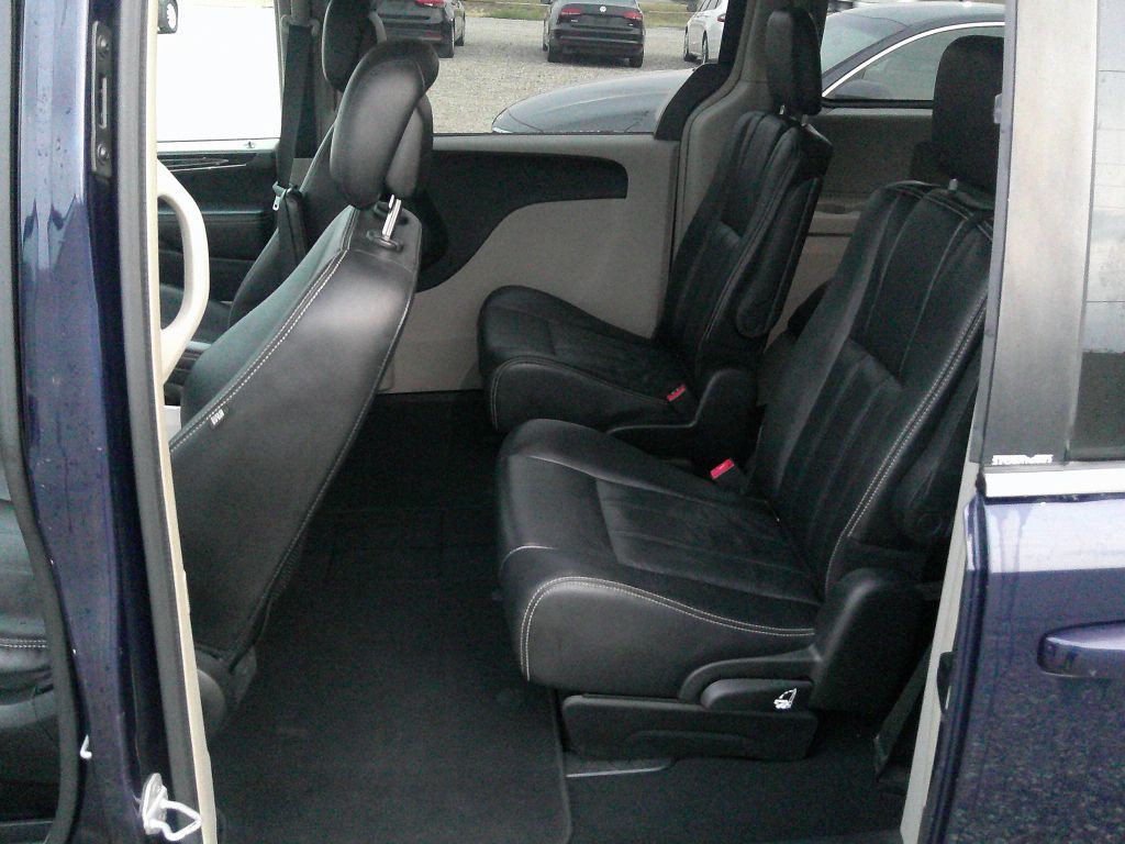 2014 Chrysler Town & Country Image 8
