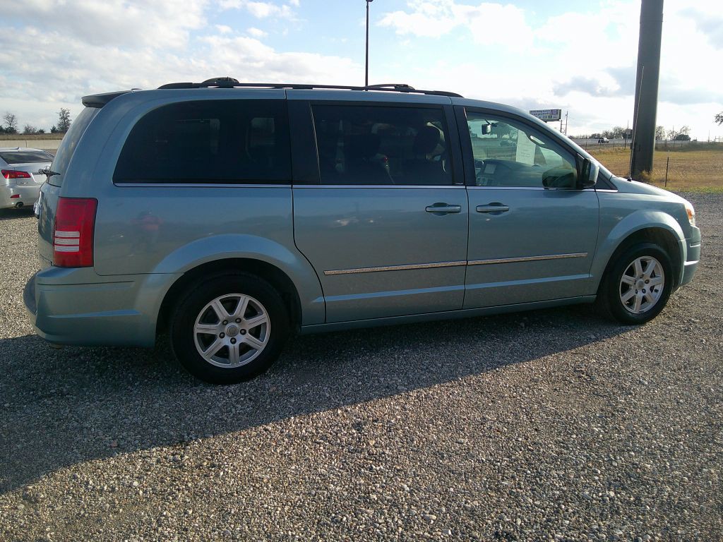 2010 Chrysler Town & Country Image 3