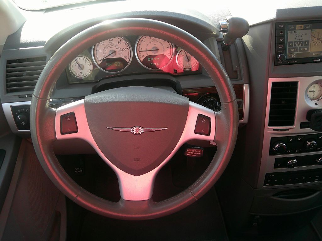 2010 Chrysler Town & Country Image 6