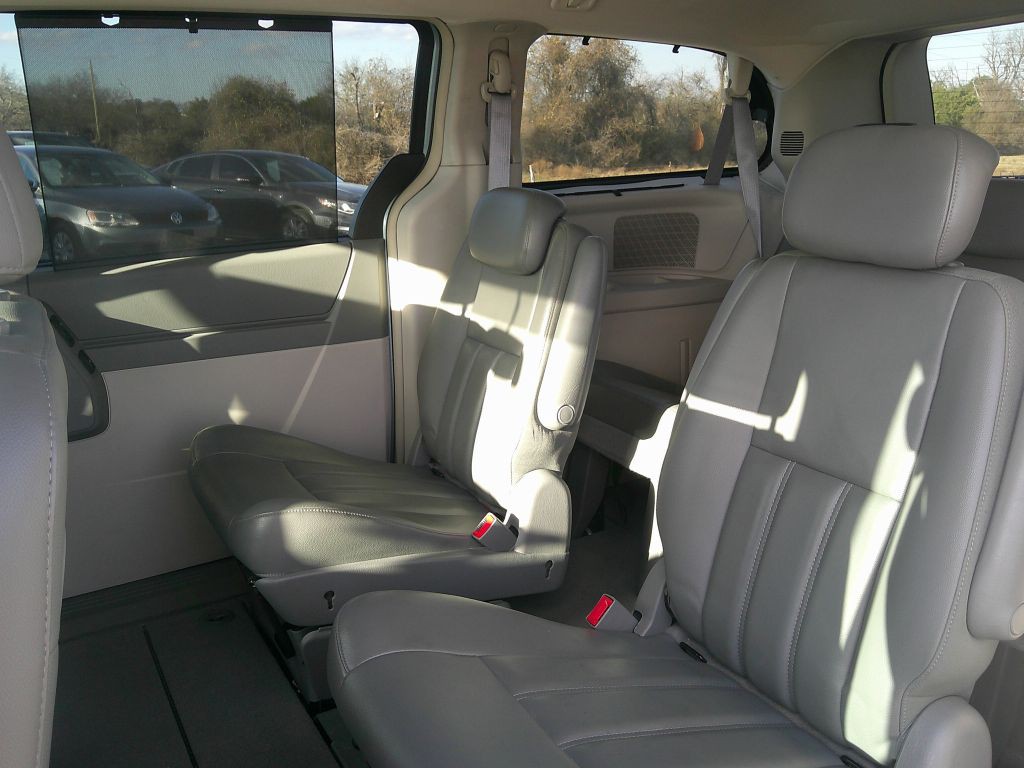 2010 Chrysler Town & Country Image 8