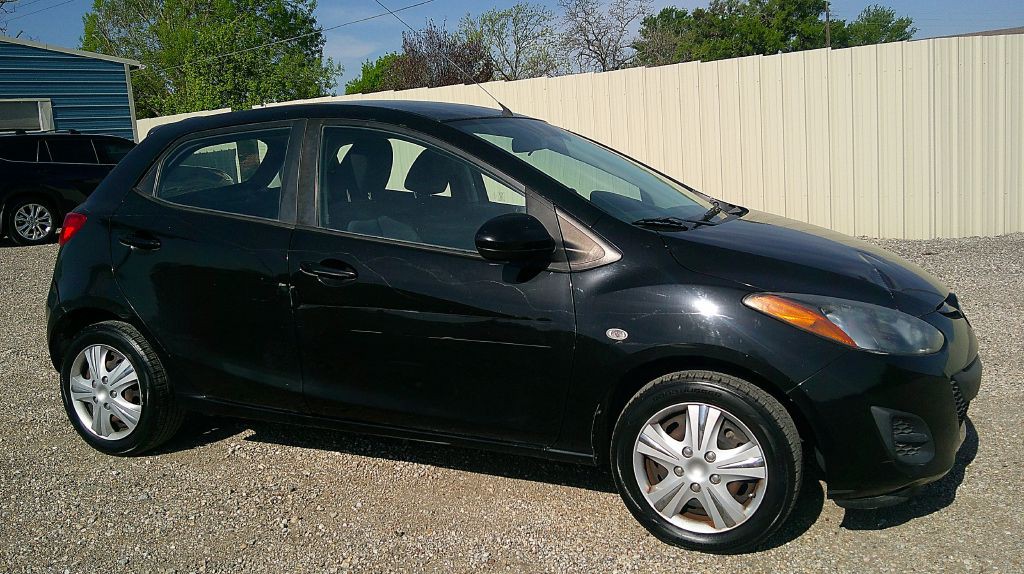 2011 Mazda Mazda2 Image 2