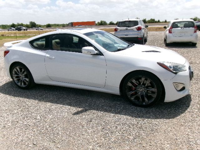 2016 Hyundai Genesis Image 2