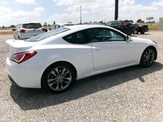 2016 Hyundai Genesis Image 3