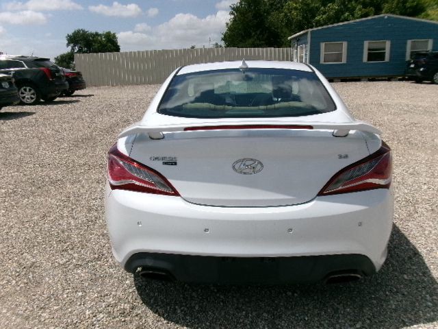 2016 Hyundai Genesis Image 6