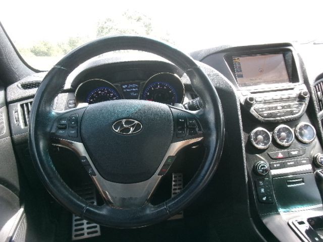 2016 Hyundai Genesis Image 8