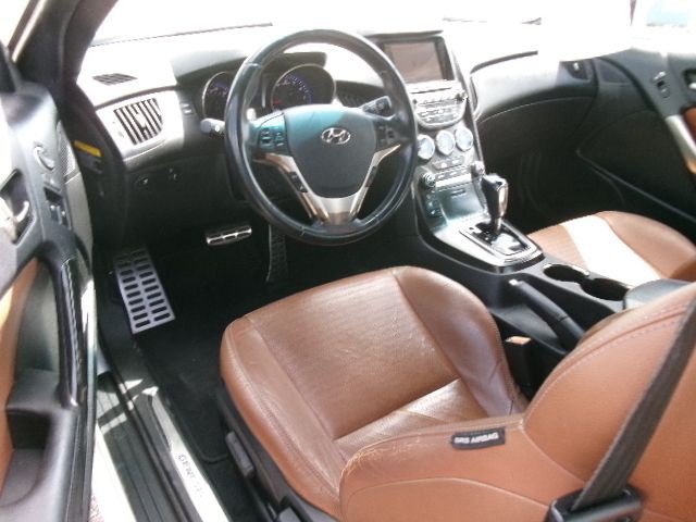 2016 Hyundai Genesis Image 9