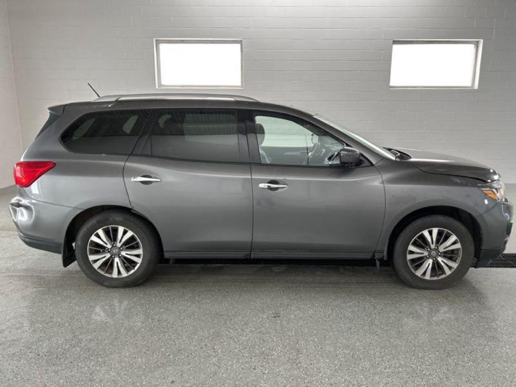 2017 Nissan Pathfinder Image 10