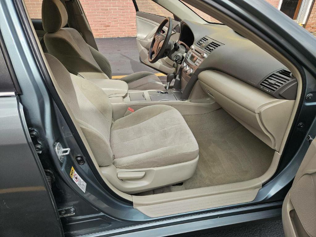 2011 Toyota Camry Image 16