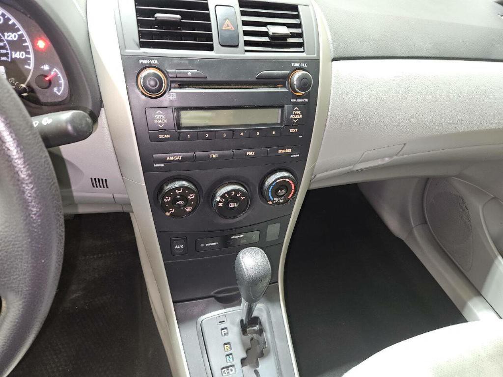 2013 Toyota Corolla Image 16