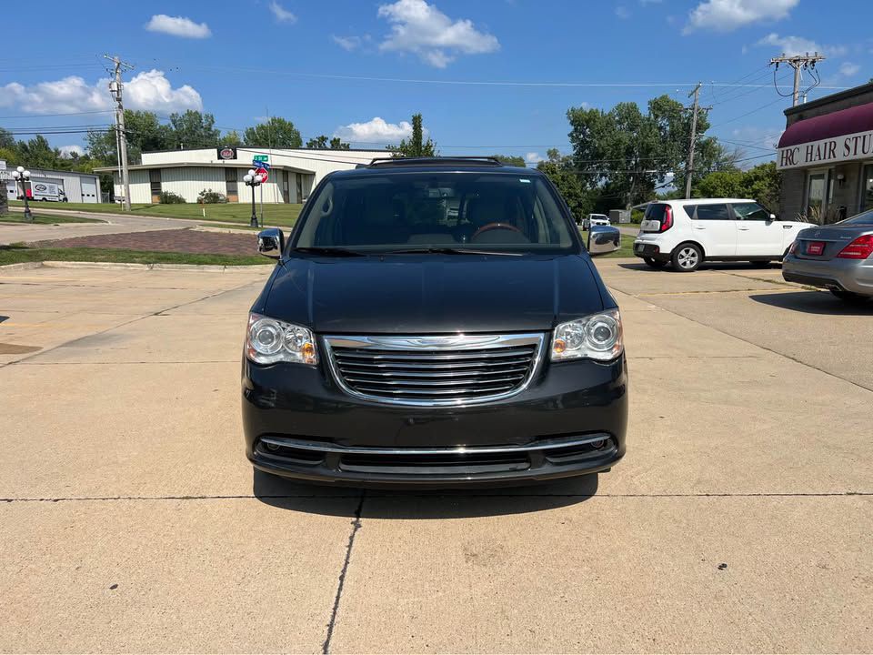 2012 Chrysler Town & Country Image 2