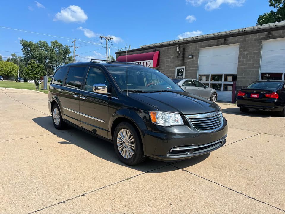 2012 Chrysler Town & Country Image 3