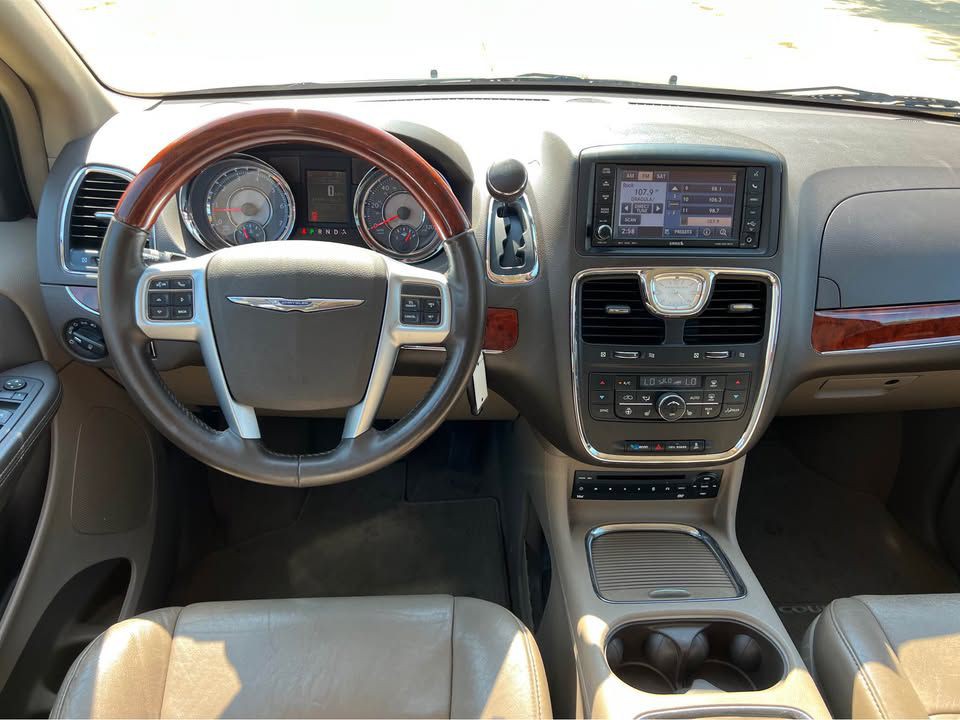2012 Chrysler Town & Country Image 7