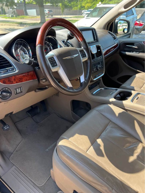 2012 Chrysler Town & Country Image 8