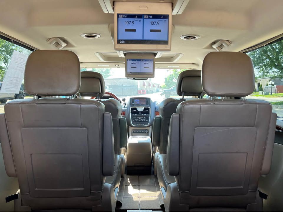 2012 Chrysler Town & Country Image 12