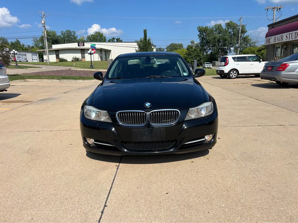 2011 BMW 3 Series Image 2