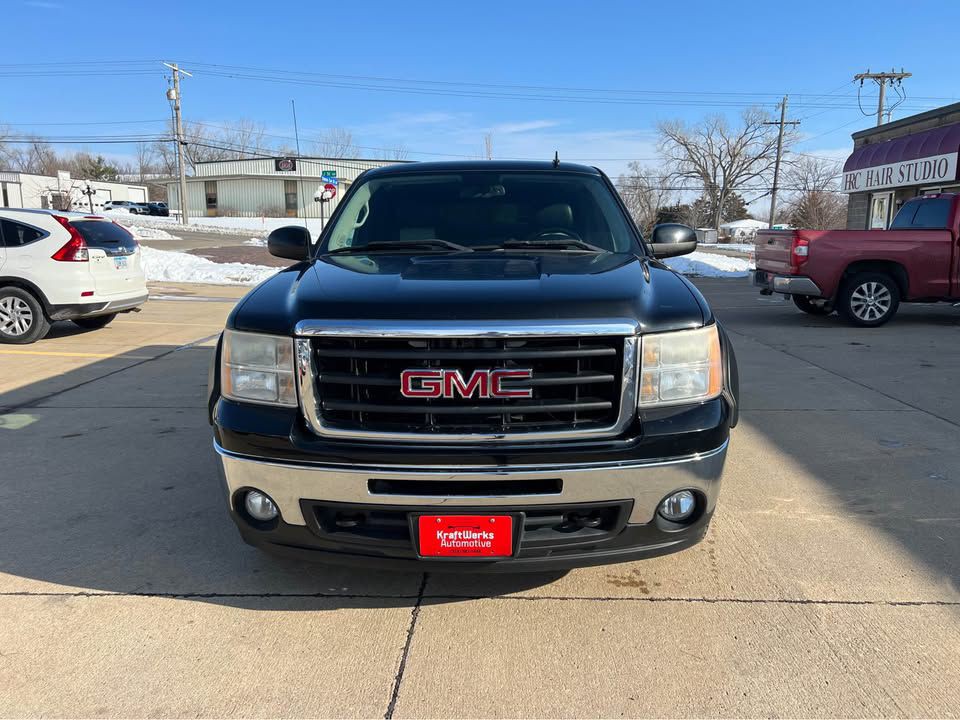 2011 GMC Sierra Image 2