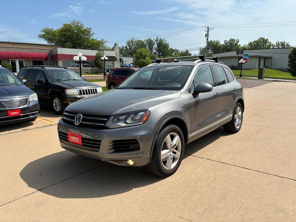 2012 Volkswagen Touareg Image 1