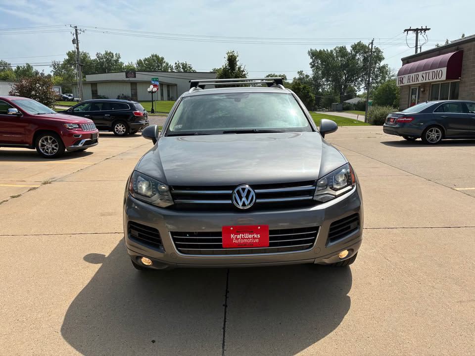 2012 Volkswagen Touareg Image 2