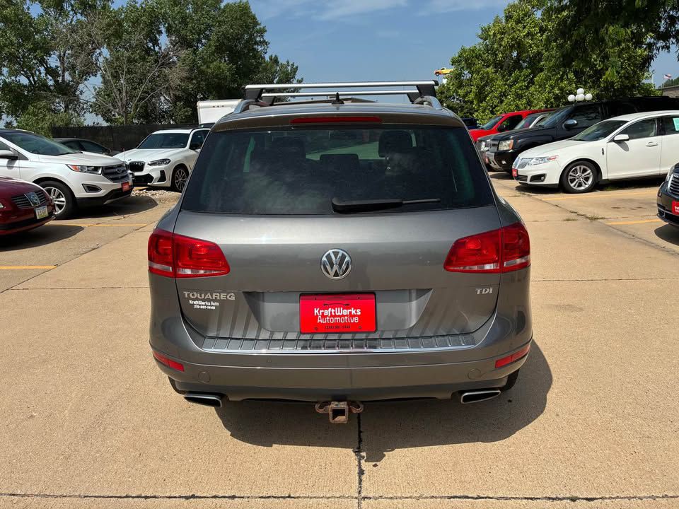 2012 Volkswagen Touareg Image 5