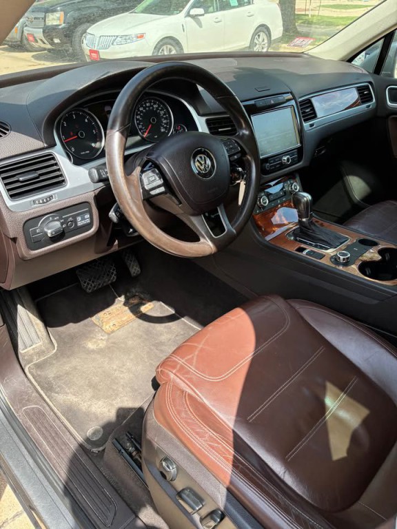 2012 Volkswagen Touareg Image 8