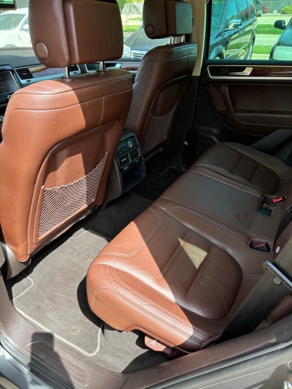 2012 Volkswagen Touareg Image 9