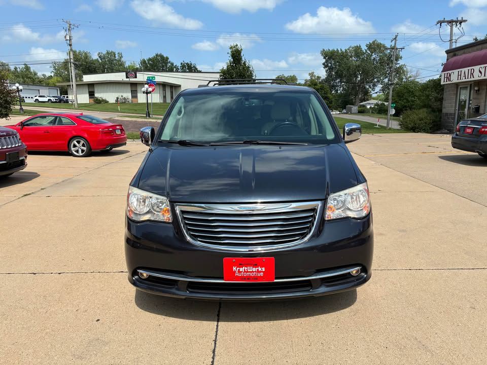 2014 Chrysler Town & Country Image 2
