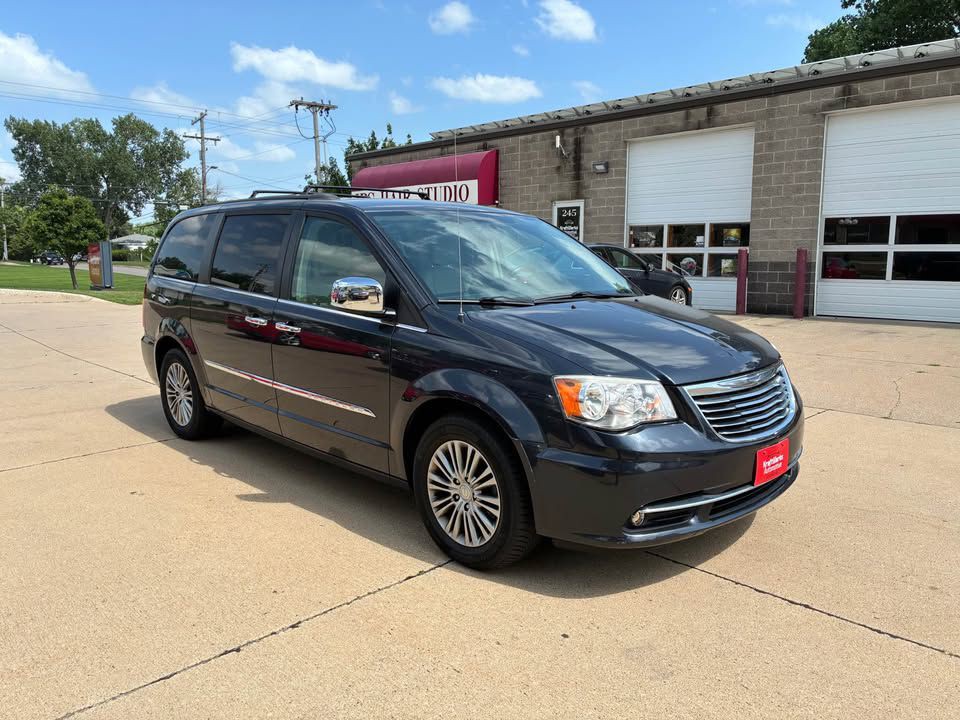 2014 Chrysler Town & Country Image 3