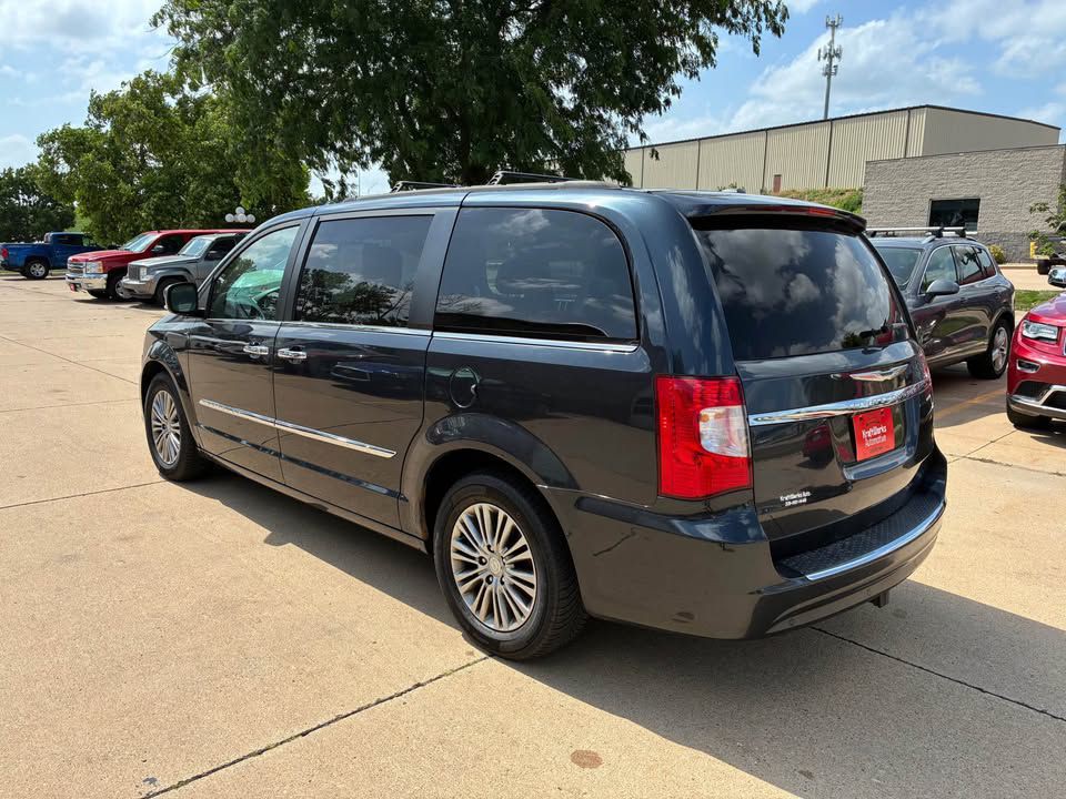 2014 Chrysler Town & Country Image 6