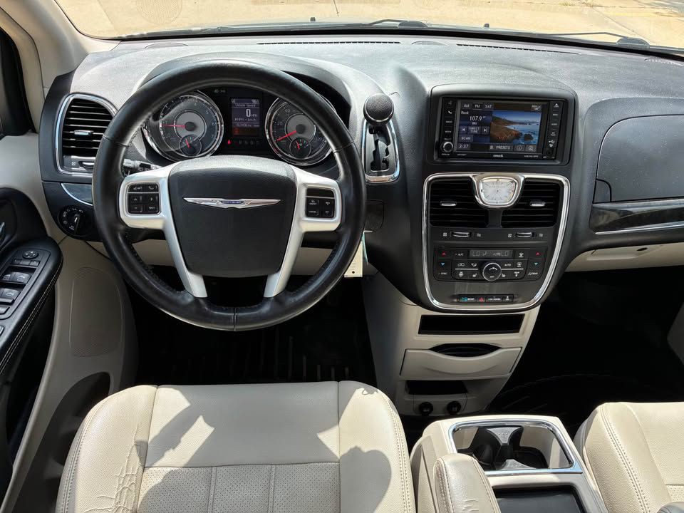 2014 Chrysler Town & Country Image 7