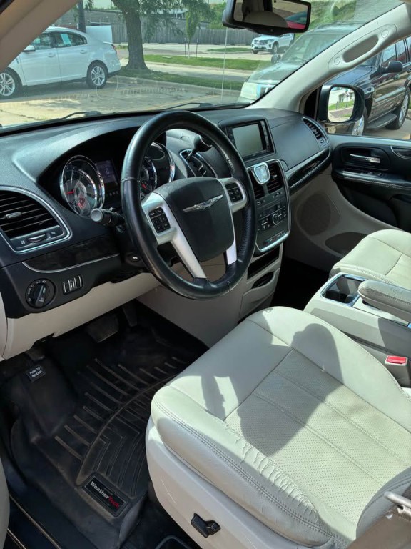 2014 Chrysler Town & Country Image 8