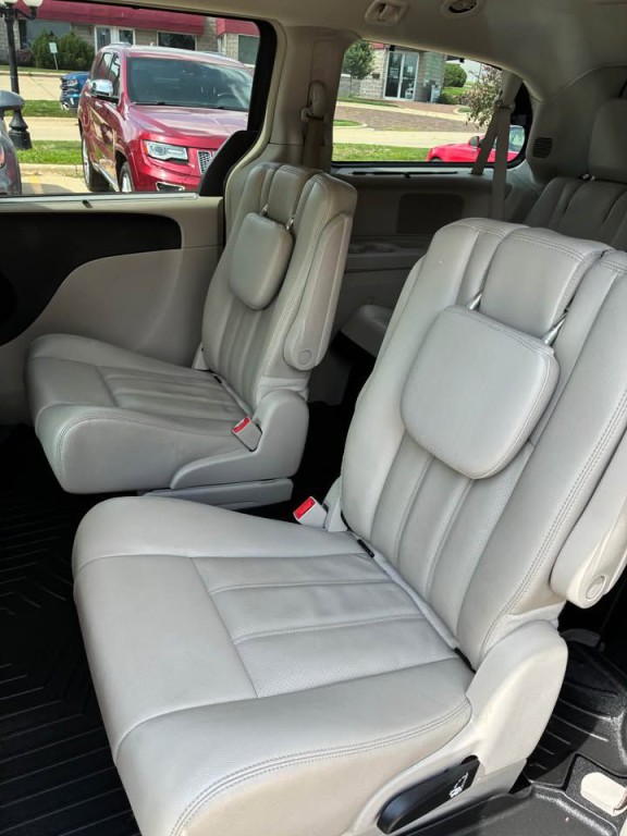 2014 Chrysler Town & Country Image 9