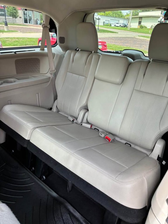 2014 Chrysler Town & Country Image 10