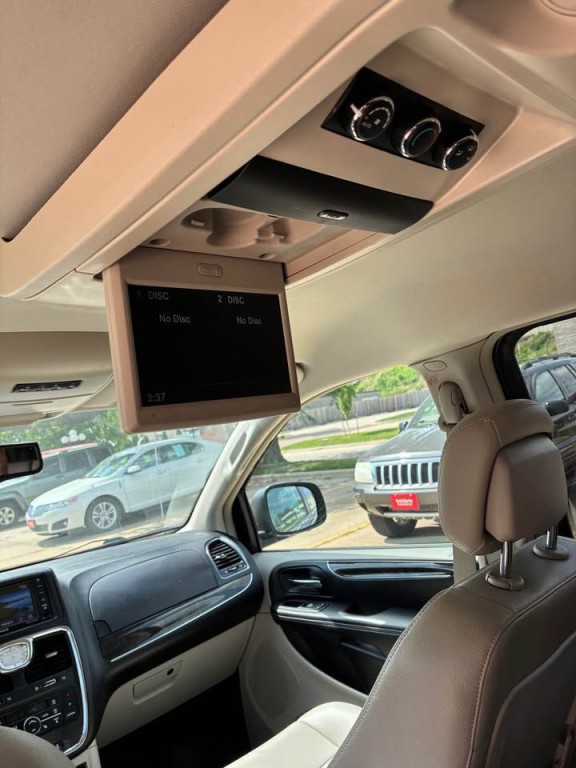 2014 Chrysler Town & Country Image 11