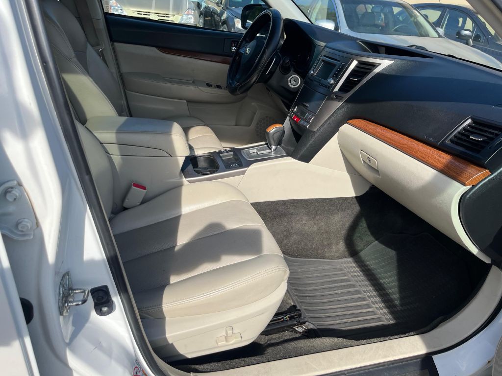 2013 Subaru Outback Image 10