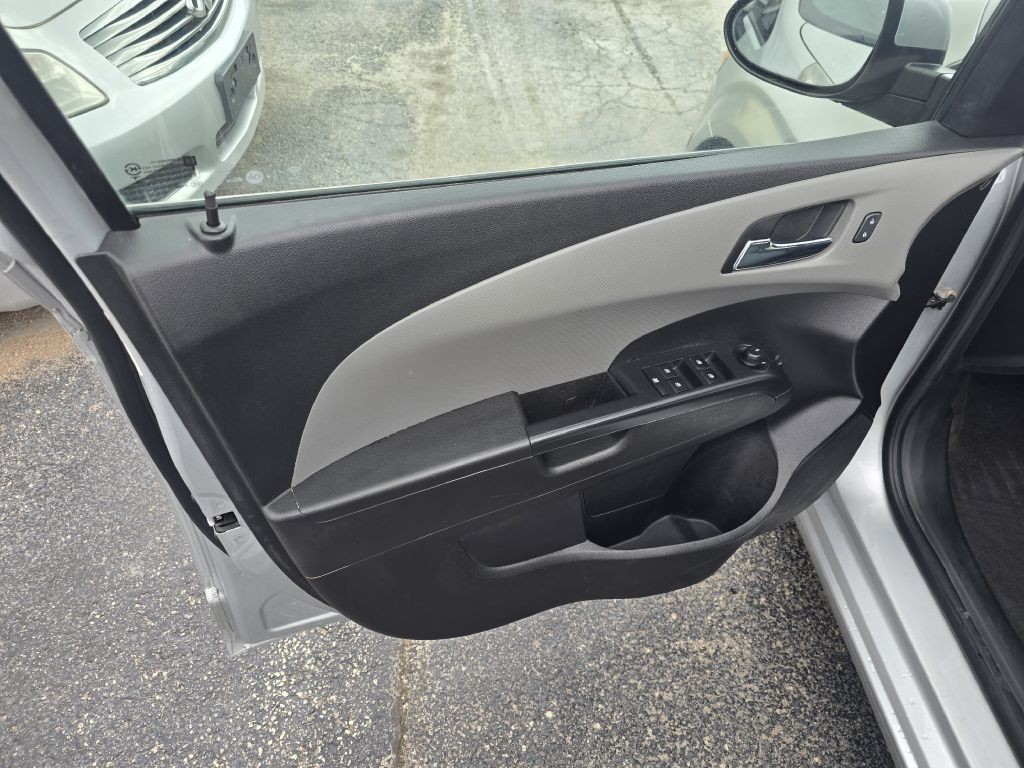2016 Chevrolet Sonic Image 6