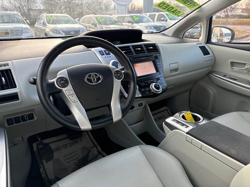 2013 Toyota Prius Image 13