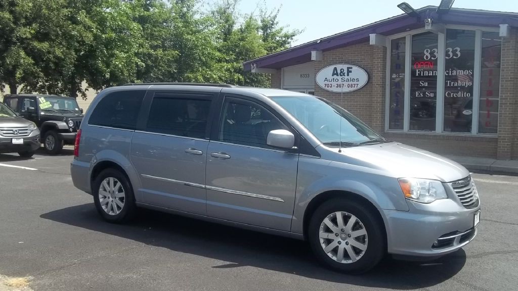 2013 Chrysler Town & Country Image 1