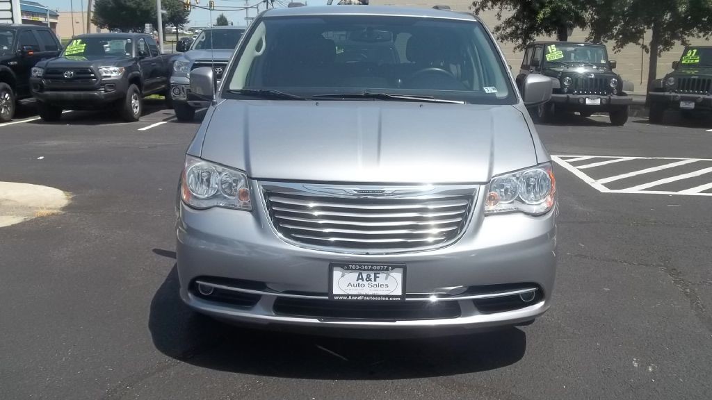 2013 Chrysler Town & Country Image 2