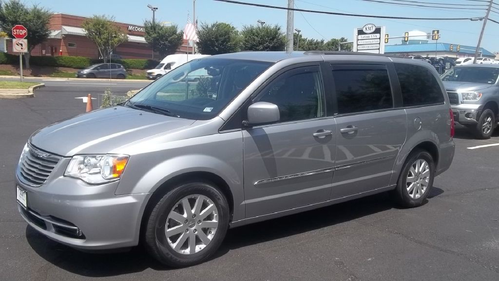 2013 Chrysler Town & Country Image 3