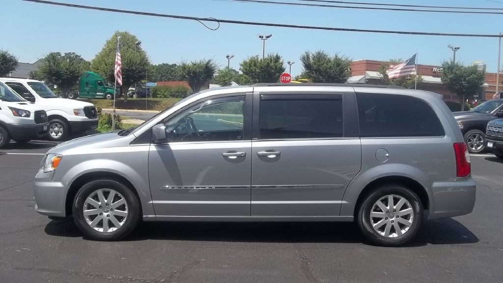 2013 Chrysler Town & Country Image 4
