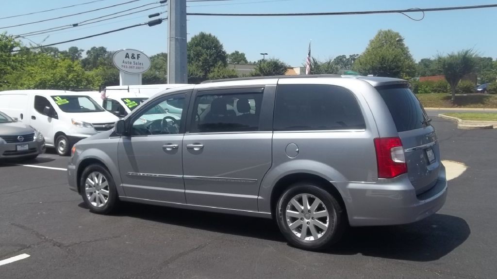 2013 Chrysler Town & Country Image 5