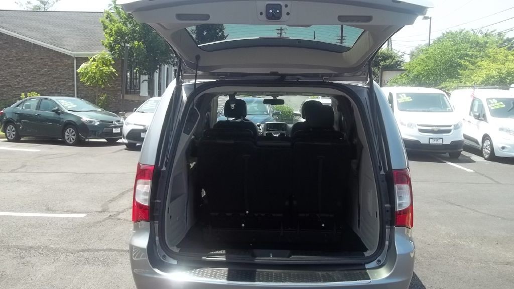 2013 Chrysler Town & Country Image 11
