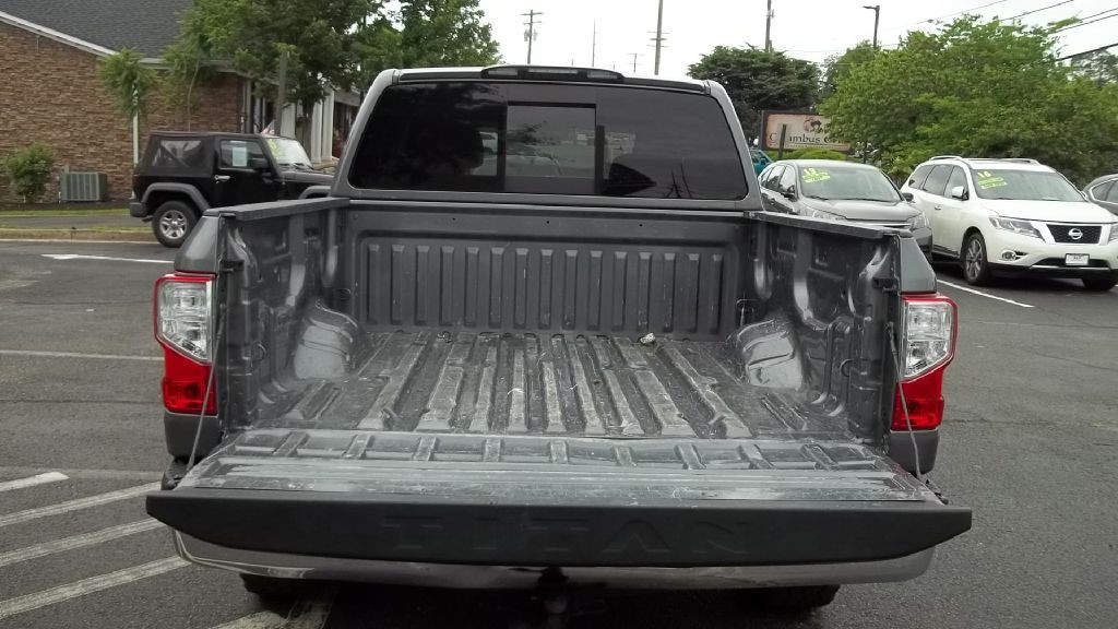2017 Nissan Titan Image 8