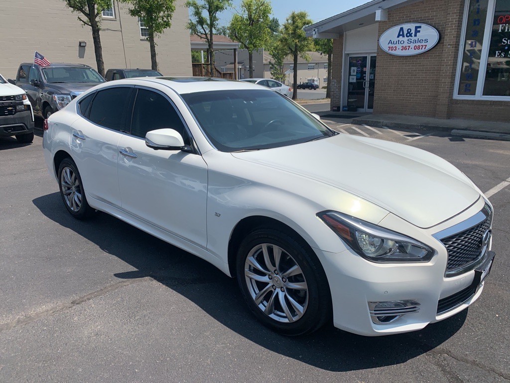 2015 INFINITI Q70 Image 1