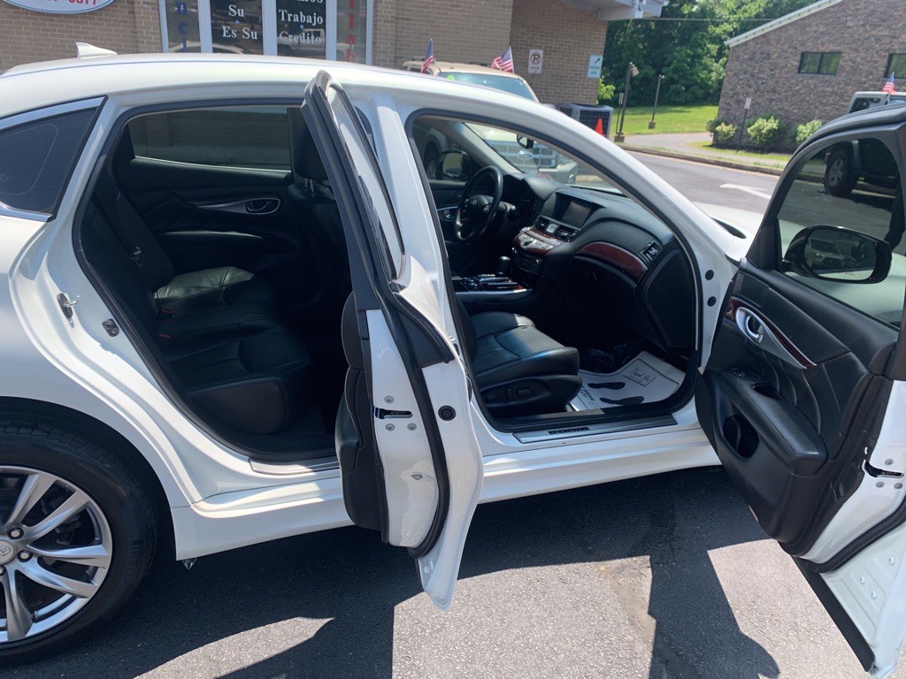 2015 INFINITI Q70 Image 10